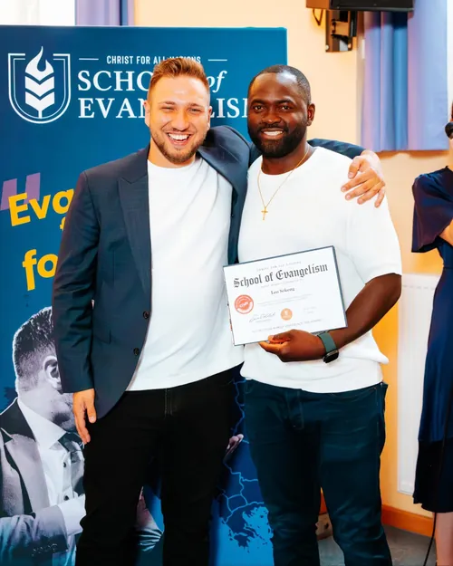 Leo Sokeng erhält das Zertifikat der School of Evangelism von Christ for All Nations