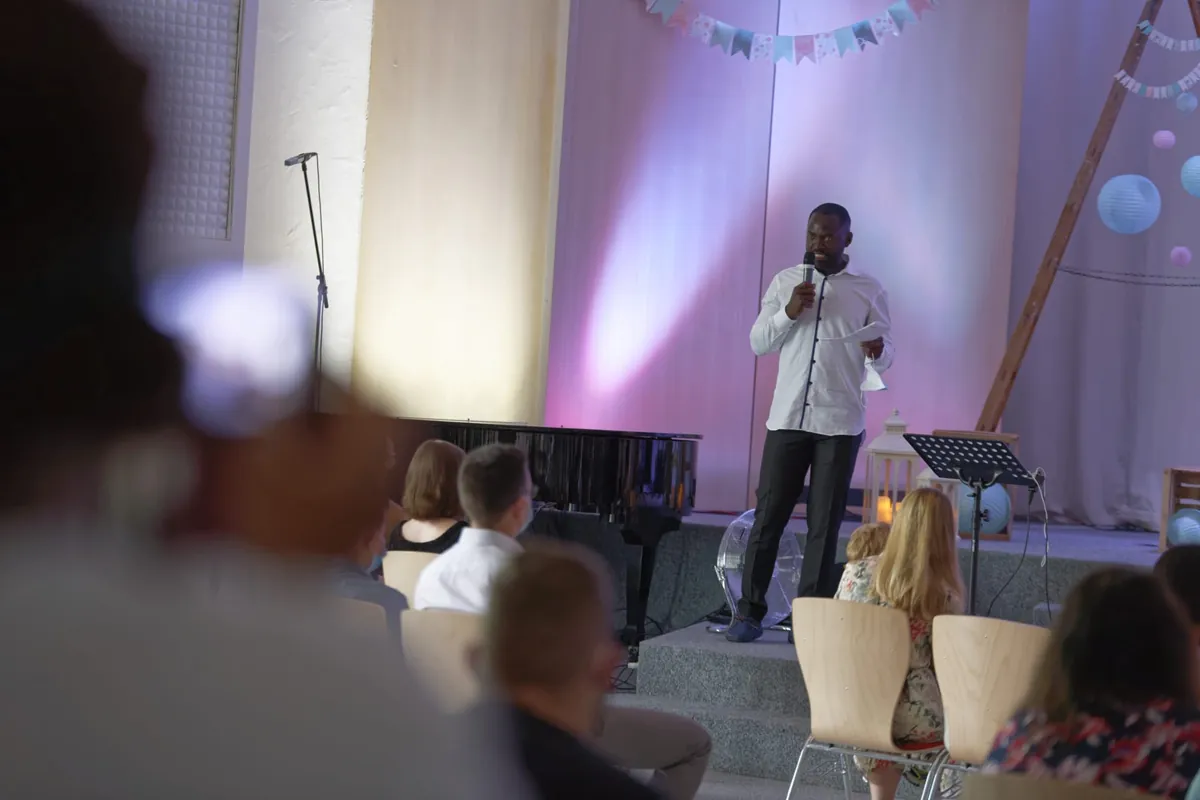 Leo Sokeng predigt in einem Gottesdienst
