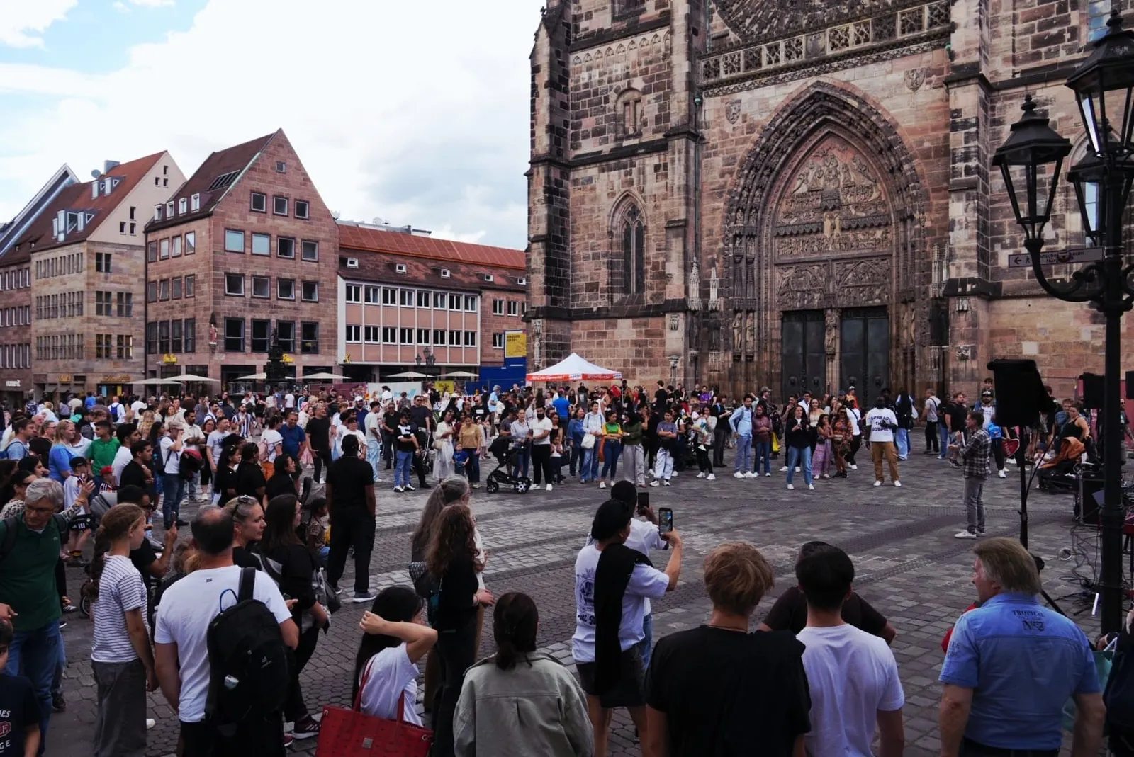 Große Menschenmenge bei einem Einsatz vor der Kirche