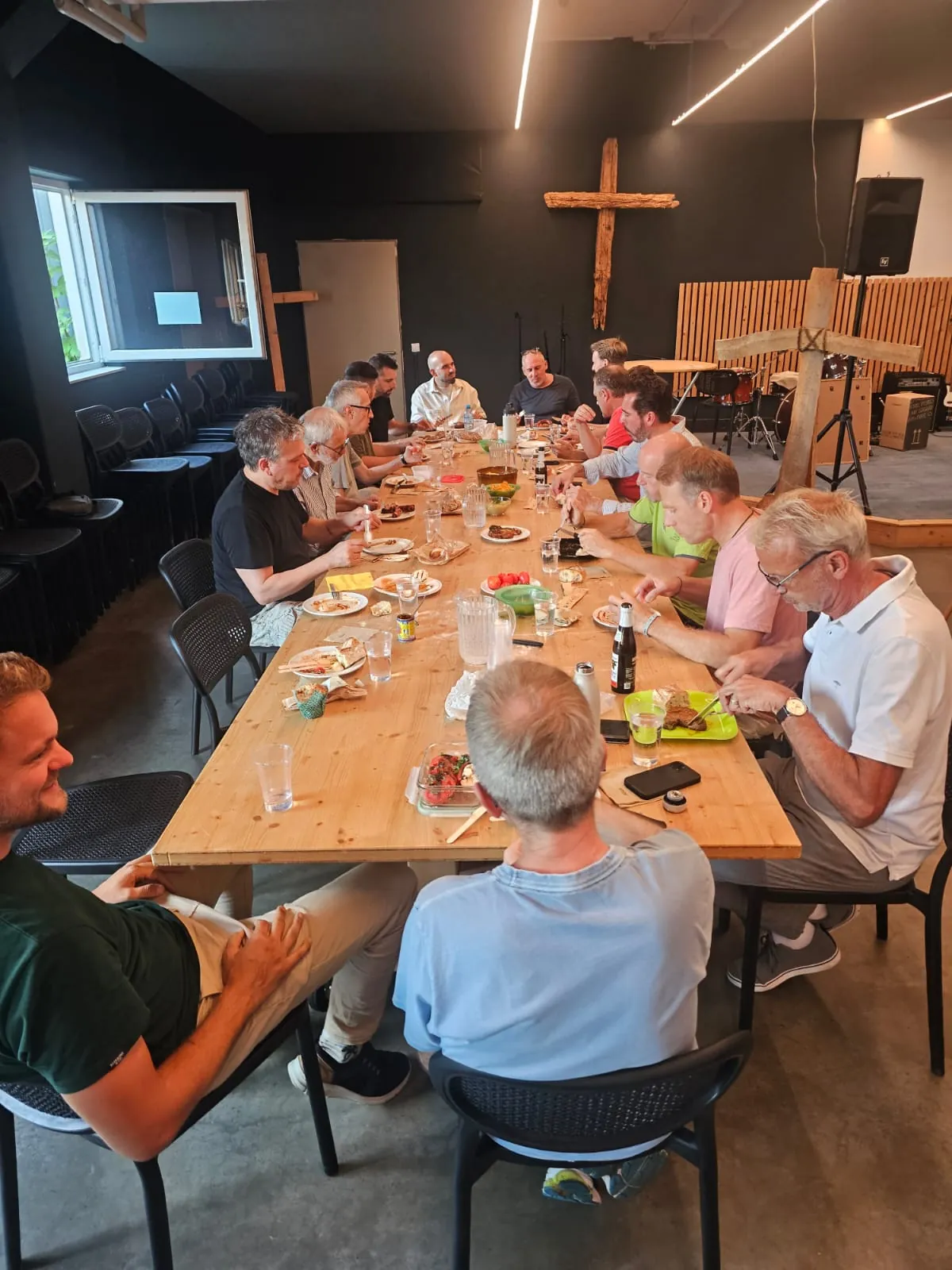 Gemeinsames Essen an einer langen Tafel