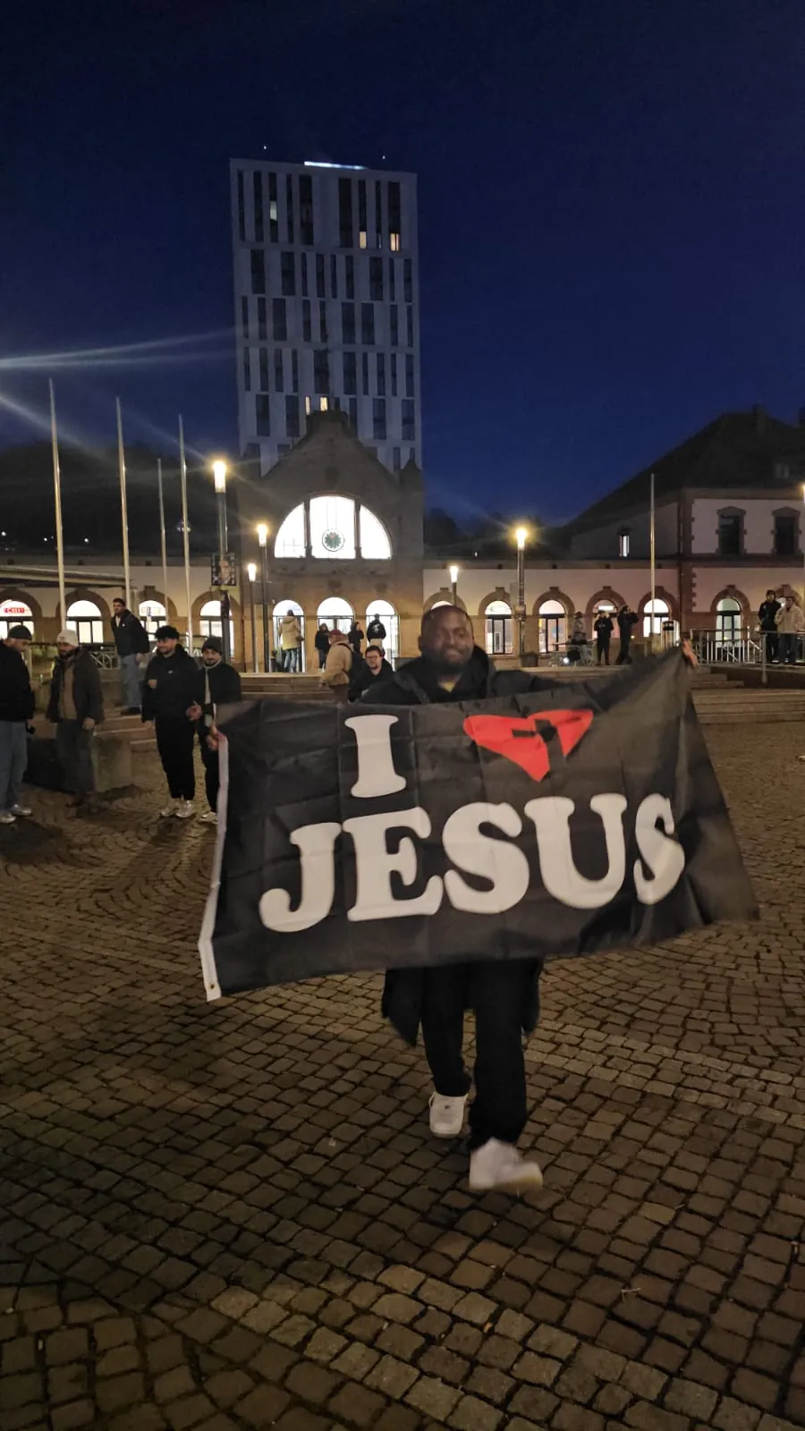 Flagge mit der Aufschrift „I love Jesus“ bei Nacht