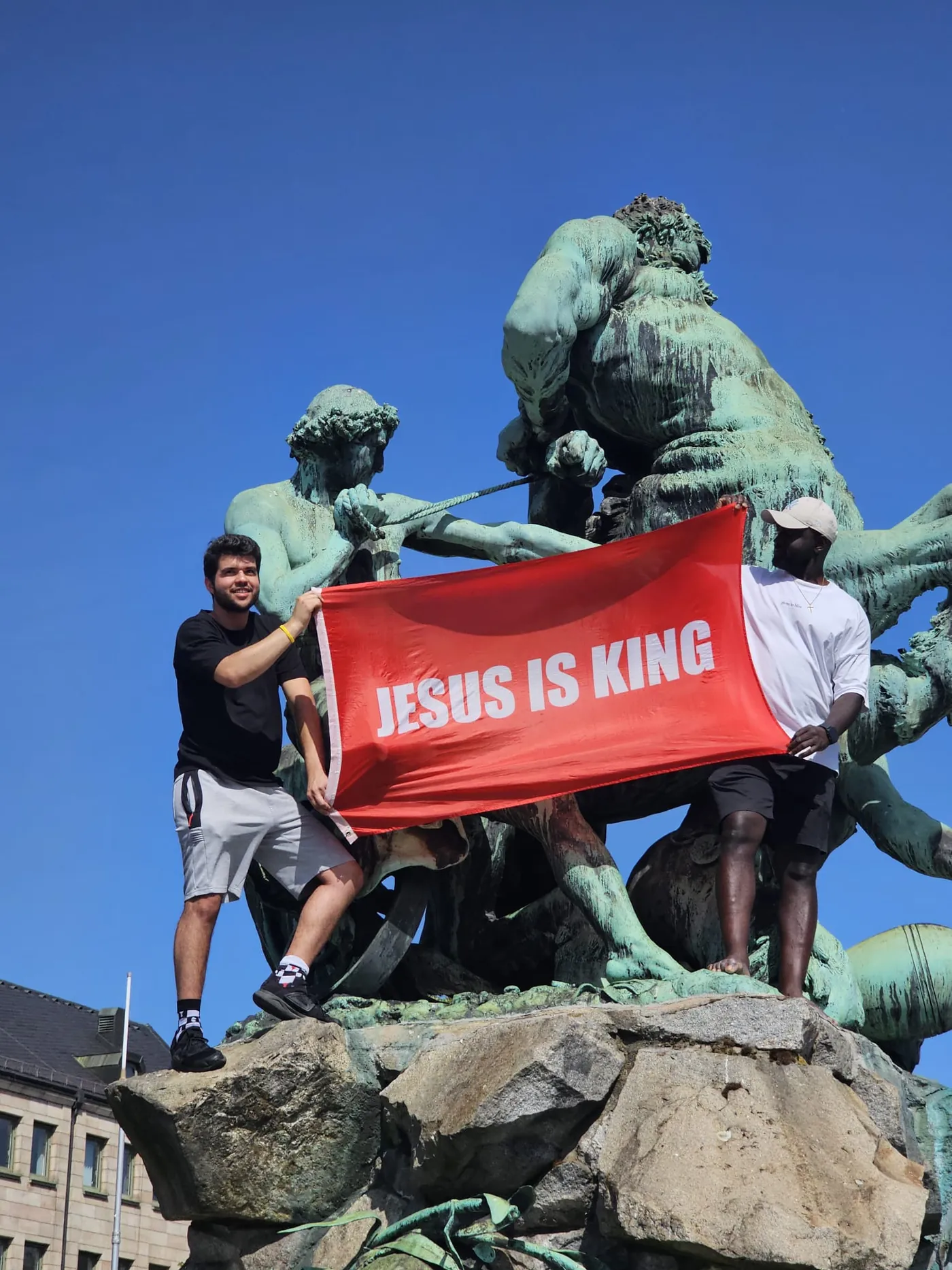 Banner mit der Aufschrift „Jesus is King“ an einem Denkmal