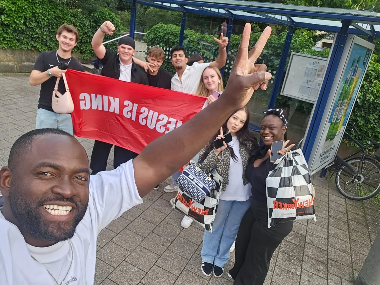 Junge Menschen mit einem „Jesus is King“-Banner