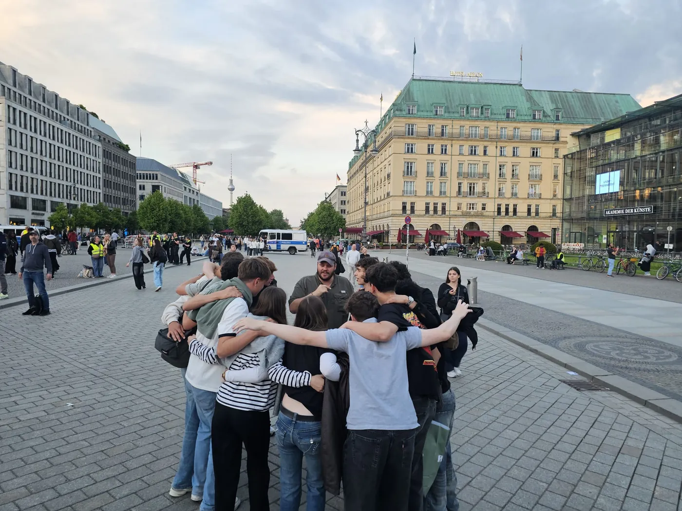 Gebetskreis auf einem großen Platz in Berlin