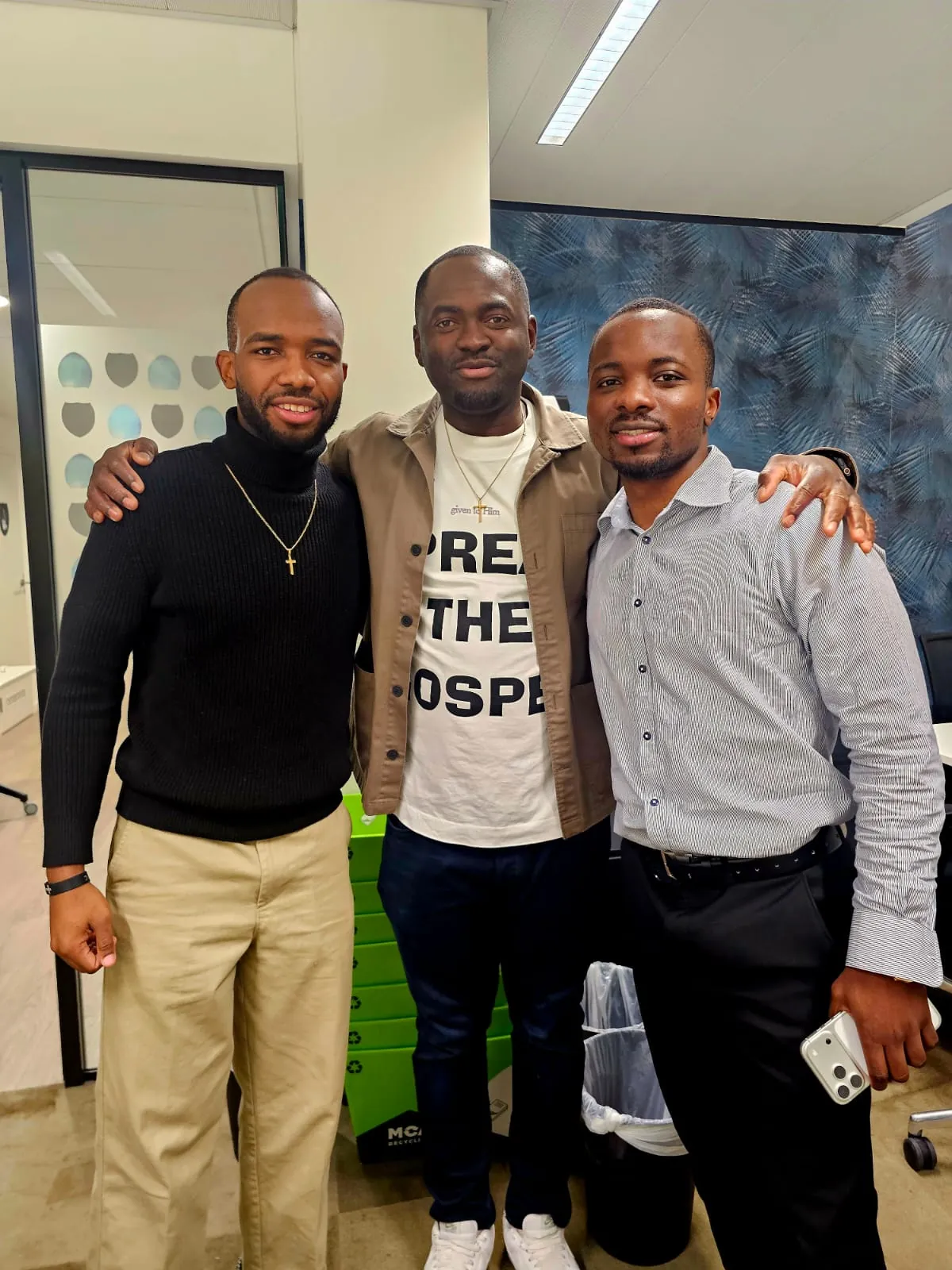 Team mit „Preach the Gospel“-Shirts