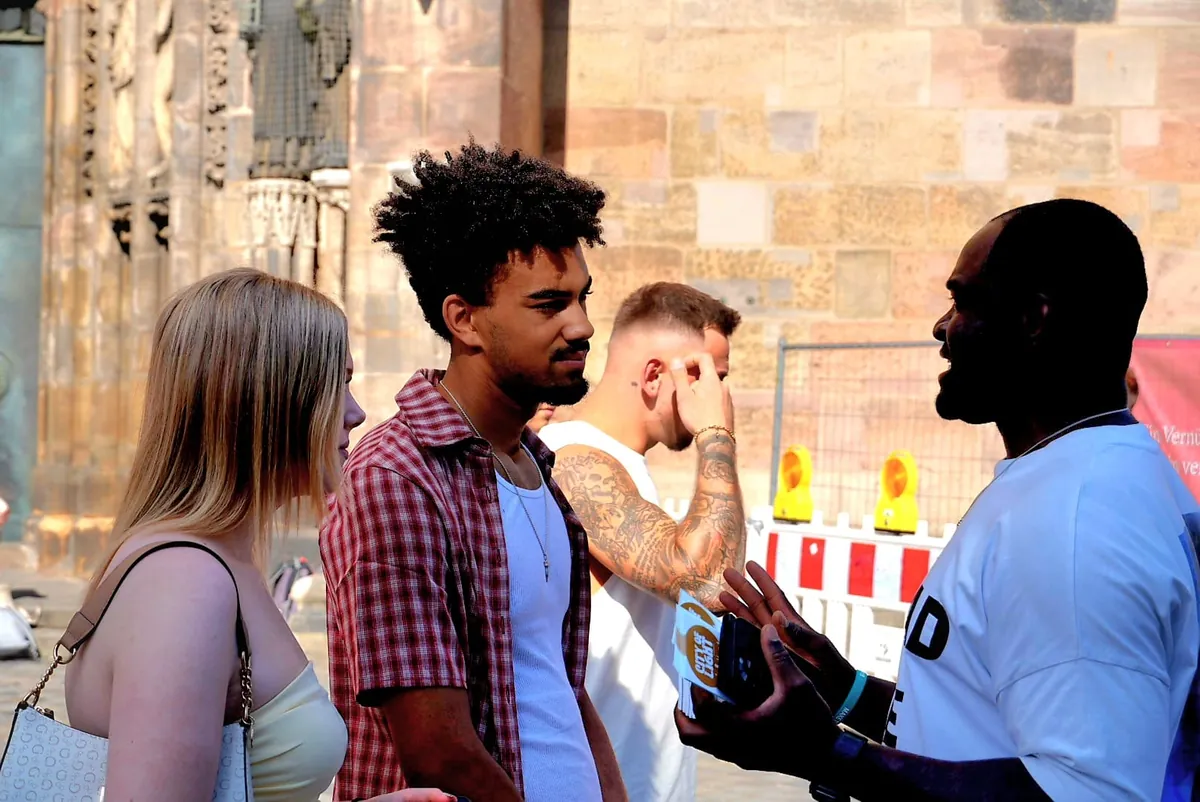 Persönliches Gespräch mit jungen Menschen vor einer Kirche
