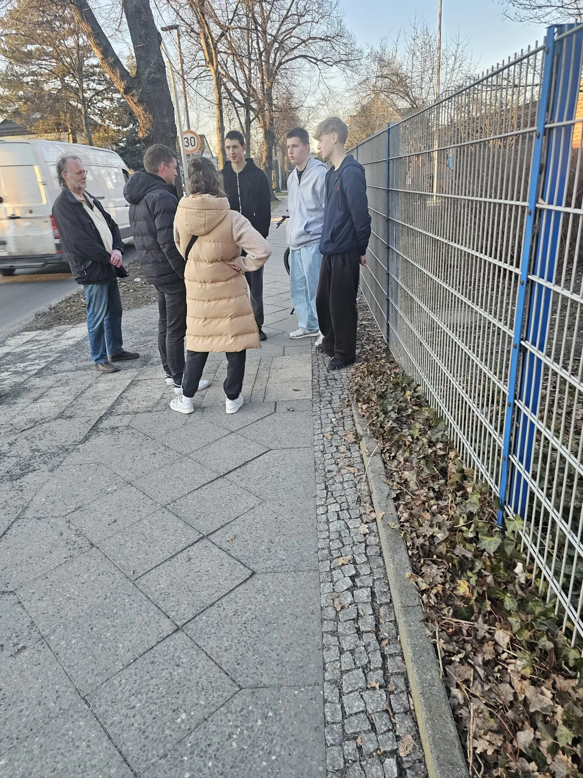 Passanten bleiben stehen und hören zu